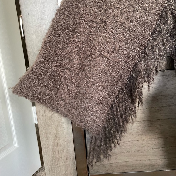 Alyafoi Sweater - Picture 5 of 16